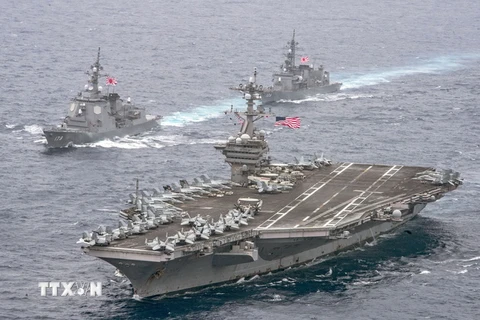 Tàu sân bay Carl Vinson của Mỹ cùng với tàu khu trục của Nhật Bản tại Biển Philippines. (Ảnh minh họa. Nguồn: EPA/TTXVN)
