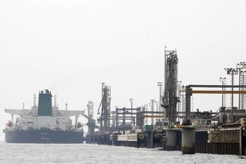 Tàu của Iran cập cảng để khai thác dầu từ cơ sở lọc dầu trên đảo Khark ở ngoài khơi vùng Vịnh Persian. (Nguồn: AFP/TTXVN)