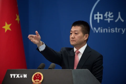 Người phát ngôn Bộ Ngoại giao Trung Quốc Lục Khảng trong cuộc họp báo tại Bắc Kinh. (Ảnh: AFP/TTXVN)