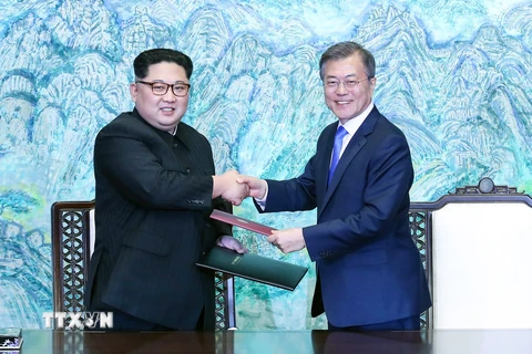 Nhà lãnh đạo Triều Tiên Kim Jong-un (ảnh, trái) và Tổng thống Hàn Quốc Moon Jae-in (ảnh, phải) ký kết Tuyên bố Panmunjom hôm 27/4. (Nguồn: THX/TTXVN)