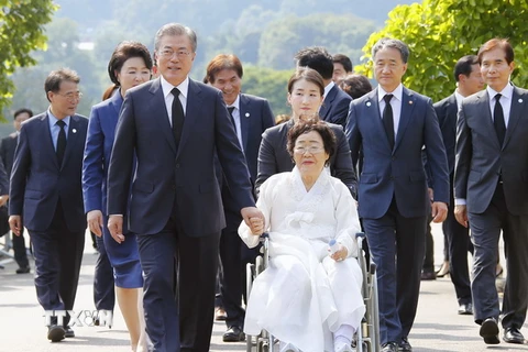 Tổng thống Hàn Quốc Moon Jae-in (trái, hàng đầu) tại lễ tưởng niệm các phụ nữ mua vui ở nghĩa trang quốc gia Cheonan, phía Nam Seoul ngày 14/8. (Ảnh: Yonhap/TTXVN)