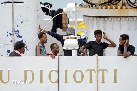 Người di cư trên tàu Diciotti tại cảng Sicily, Italy ngày 23/8. (Ảnh: AFP/TTXVN)