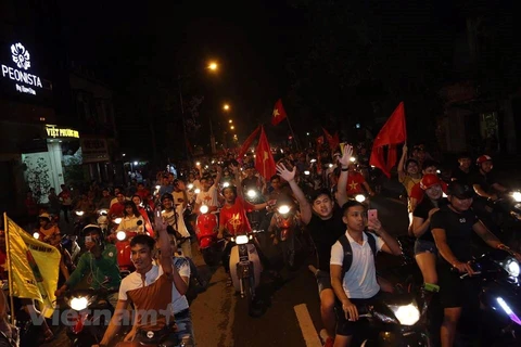 [Video] TPHCM ngập tràn sắc đỏ trong đêm mừng chiến thắng