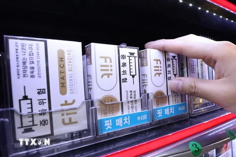 Thuốc lá điện tử được bày bán tại một cửa hàng ở Seoul, Hàn Quốc. (Ảnh: Yonhap/TTXVN)