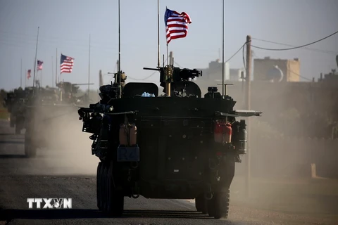 Xe quân sự Mỹ tuần tra tại làng Yalanli, ngoại ô Manbij, Syria. (Ảnh: AFP/TTXVN)