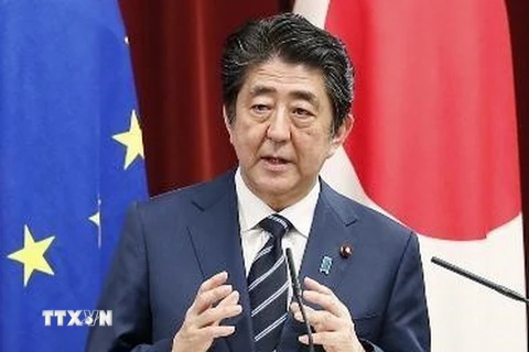 Thủ tướng Nhật Bản Shinzo Abe phát biểu tại một cuộc họp báo ở Tokyo. (Ảnh: Kyodo/TTXVN)