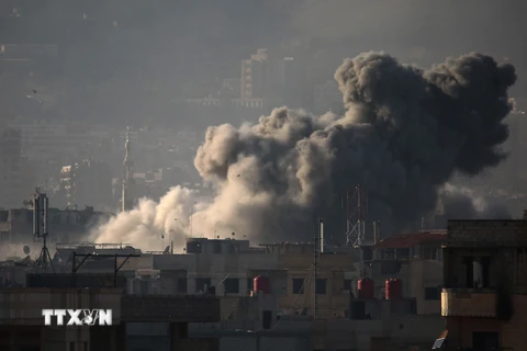 Khói bốc lên sau các cuộc giao tranh ở Zamalka, Đông Ghouta, Syria. (Nguồn: AFP/TTXVN)