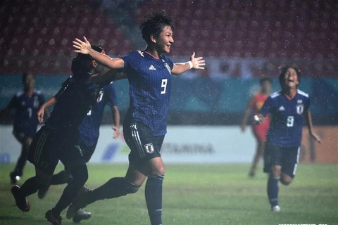 Tiền đạo Yuika Sugasawa đánh đầu cận thành hiểm hóc ghi bàn thắng duy nhất của trận đấu. (Nguồn: Xinhua)