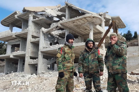 Binh sỹ Syria tuần tra tại thị trấn Rabia, tỉnh Latakia. (Ảnh: AFP/TTXVN)