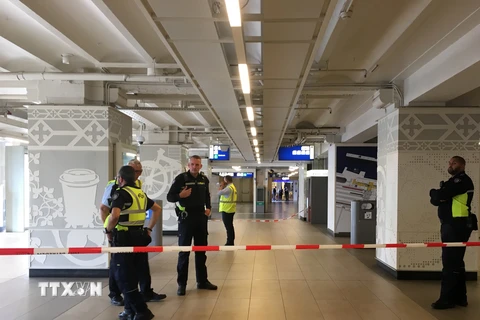 Lực lượng an ninh phong tỏa hiện trường vụ tấn công bằng dao tại nhà ga trung tâm ở Amsterdam, Hà Lan ngày 31/8. (Ảnh: AFP/TTXVN)