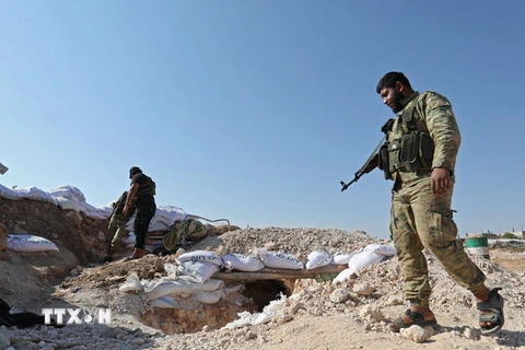 Phiến quân phòng thủ trước các cuộc tấn công của lực lượng Chính phủ tại tỉnh Idlib, Syria ngày 31/8. (Ảnh: AFP/TTXVN)