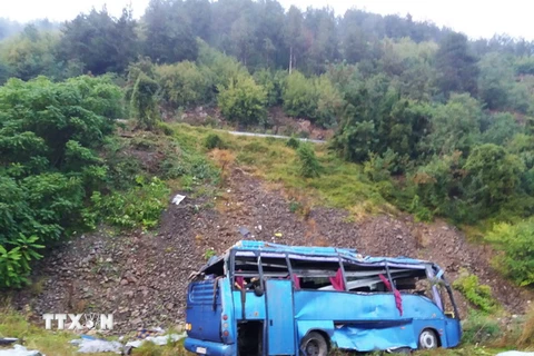 Hiện trường vụ tai nạn xe buýt ở thị trấn Svoge, Bulgaria ngày 25/8. (Ảnh: AFP/TTXVN)