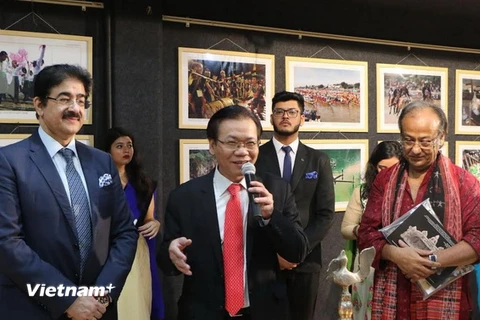 Đại sứ Tôn Sinh Thành phát biểu tại Triển lãm ảnh. (Ảnh: Huy Bình/Vietnam+)
