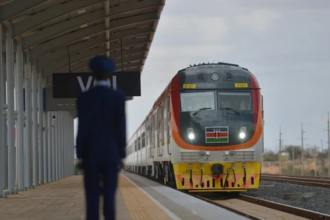 Tuyến đường sắt mới do Trung Quốc xây dựng tại Kenya khánh thành năm 2017 là dự án cơ sở hạ tầng lớn nhất của Kenya từ sau khi giành độc lập vào năm 1963. (Ảnh: AFP)