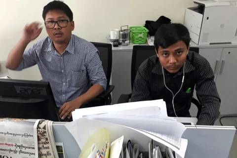 Wa Lone (trái) Kyaw Soe Oo tại văn phòng làm việc hồi tháng 12/2017. (Nguồn: voanews.com)