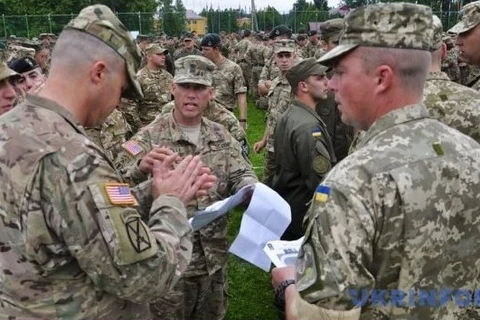 Binh sỹ Mỹ và Ukraine. (Nguồn: ukrinform.net)