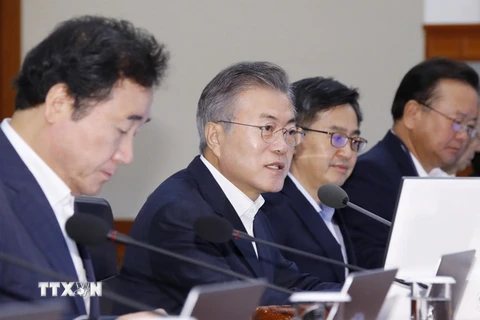 Tổng thống Hàn Quốc Moon Jae-in (thứ 2, trái) tại cuộc họp nội các ở thủ đô Seoul ngày 28/8. (Ảnh: Yonhap/TTXVN)
