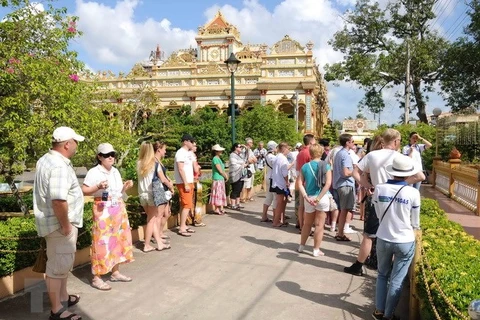 Du khách quốc tế tham quan một điểm du lịch của Việt Nam. (Ảnh: An Hiếu/TTXVN)