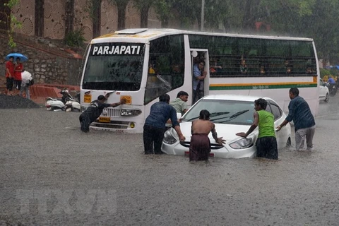 Cảnh ngập lụt tại Ấn Độ. (Ảnh: AFP/TTXVN)