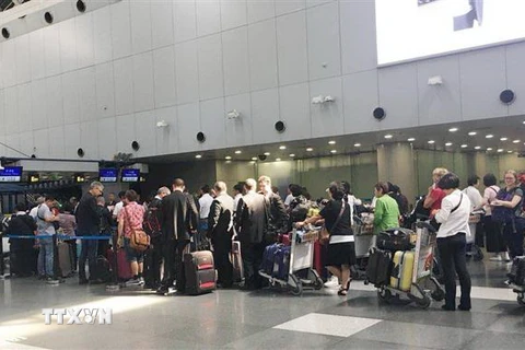 Hành khách tới Bình Nhưỡng xếp hàng tại quầy làm thủ tục của hãng hàng không Triều Tiên Air Koryo ở sân bay quốc tế Bắc Kinh, Trung Quốc ngày 4/9. (Ảnh: Yonhap/TTXVN)