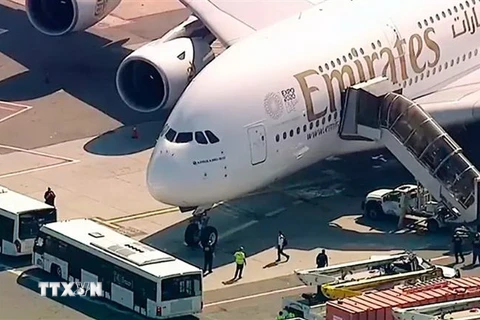 Máy bay của Hãng hàng không Emirates chở các hành khách bị ốm hạ cánh xuống sân bay quốc tế JFK ở New York (Mỹ) ngày 5/9. (Ảnh: AP/TTXVN)
