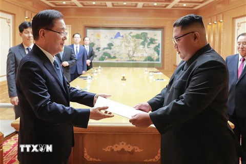 Ông Chung Eui Yong (trái, phía trước), cố vấn an ninh hàng đầu của Tổng thống Hàn Quốc, trao bức thư của Tổng thống Moon Jae-in cho Nhà lãnh đạo Triều Tiên Kim Jong-un (phải, phía trước) tại Bình Nhưỡng ngày 5/9/2018. (Ảnh: YONHAP/TTXVN)