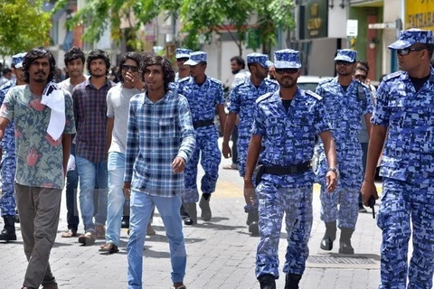 Cảnh sát tuần tra trên một đường phố ở Male. (Nguồn: AFP/TTXVN)