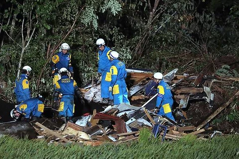 Tìm kiến nạn nhân vụ động đất. (Nguồn: AFP)