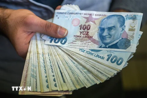 Đồng lira tại một cửa hàng đổi tiền ở Istanbul. (Ảnh: AFP/TTXVN)