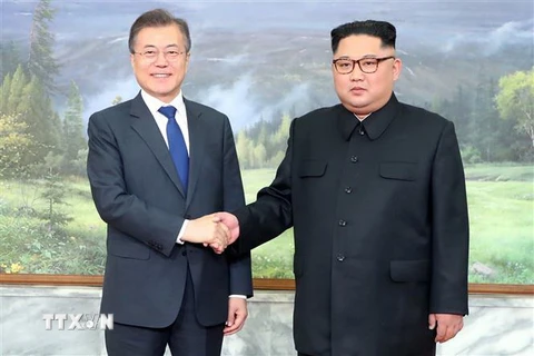 Tổng thống Hàn Quốc Moon Jae-in (trái) và nhà lãnh đạo Triều Tiên Kim Jong-un tại Hội nghị thượng đỉnh liên Triều lần thứ 2 ở làng đình chiến Panmunjom ngày 26/5. (Ảnh: AFP/TTXVN)