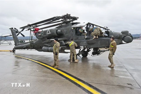 Máy bay chiến đấu Apache của quân đội Mỹ tới căn cứ không quân ở Ramstein, miền Tây Đức ngày 22/2/2017. (Nguồn: AFP/TTXVN)