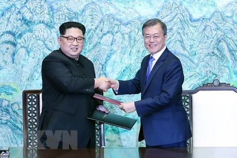 Nhà lãnh đạo Triều Tiên Kim Jong-un (trái) và Tổng thống Hàn Quốc Moon Jae-in ký kết Tuyên bố Panmunjom hôm 27/4. (Nguồn: THX/TTXVN)