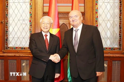 Tổng Bí thư Nguyễn Phú Trọng hội kiến với Phó Chủ tịch Quốc hội Hungary Hende Csaba. (Ảnh: Trí Dũng/TTXVN)