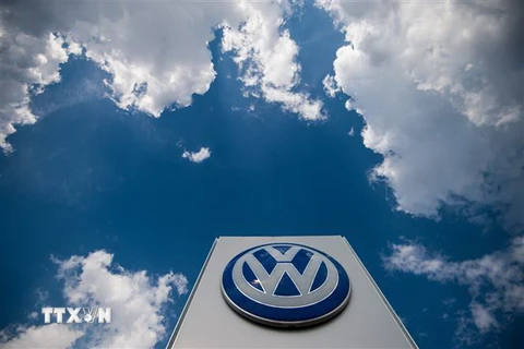 Biểu tượng Volkswagen tại một nhà máy ở Bratislava, Slovakia ngày 28/7. (Ảnh: AFP/TTXVN)