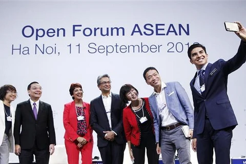 Bộ trưởng Bộ Khoa học và Công nghệ Chu Ngọc Anh (thứ hai từ trái sang) cùng các đại biểu chụp ảnh selfie bằng điện thoại sau khi dự diễn đàn. (Ảnh: Lâm Khánh/TTXVN)