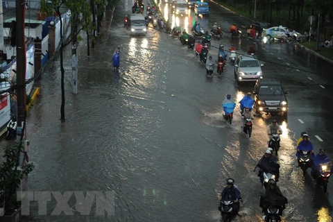 Nước ngập trên đường Nguyễn Hữu Cảnh. (Ảnh: Xuân Dự/TTXVN)