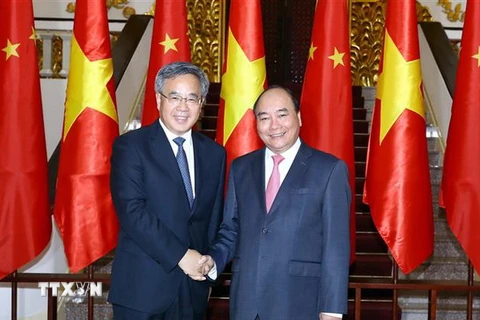 Thủ tướng Nguyễn Xuân Phúc (bên phải) đón Phó Thủ tướng Quốc vụ viện Trung Quốc Hồ Xuân Hoa. (Ảnh: Thống Nhất/TTXVN)