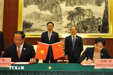 Phó Thủ tướng Vương Đình Huệ chứng kiến Lễ ký thiết lập quan hệ hữu nghị giữa tỉnh Quảng Nam của Việt Nam với tỉnh Quảng Tây của Trung Quốc. (Ảnh: Lương Anh Tuấn/TTXVN)