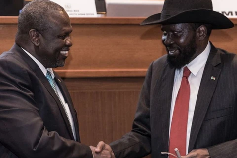 Tổng thống Nam Sudan Salva Kiir (phải) và lãnh đạo phe nổi dậy Riek Macha. (Nguồn: voanews.com)