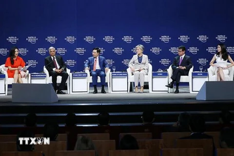 Phó Thủ tướng, Bộ trưởng Ngoại giao Phạm Bình Minh (thứ ba từ trái sang) và các đại biểu tham gia thảo luận. (Ảnh: Lâm Khánh/TTXVN)