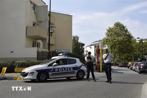 Cảnh sát gác tại hiện trường một vụ tấn công bằng dao ở thủ đô Paris, Pháp ngày 23/8. (Ảnh: THX/TTXVN)