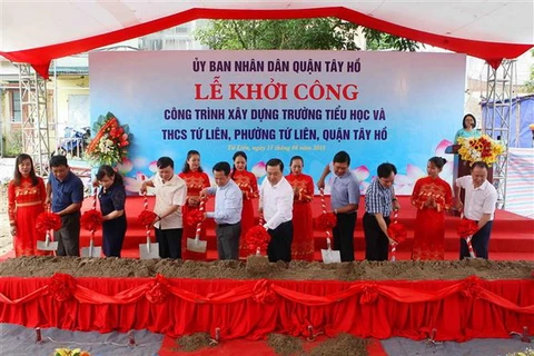 Lễ khởi công xây dựng hai trường Tiểu học và Trung học cơ sở Tứ Liên, quận Tây Hồ ngày 17/8/2018, góp phần giải quyết cơ bản tình trạng sỹ số học sinh đang tăng cao tại các quận nội thành Hà Nội. (Ảnh: Thanh Tùng/TTXVN)