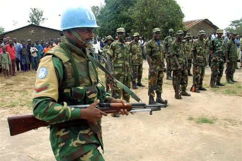 Binh sỹ thuộc lực lượng gìn giữ hòa bình của Liên hợp quốc làm nhiệm vụ tại thị trấn Rwapara, Bunia, Cộng hòa Dân chủ Congo. (Ảnh: AFP/TTXVN)