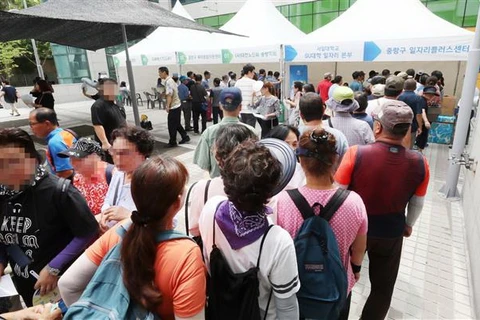 Người tìm việc xếp hàng tại hội chợ việc làm ở Seoul, Hàn Quốc ngày 20/8. (Ảnh: Yonhap/TTXVN)
