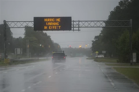 Mưa lớn do ảnh hưởng của bão Florence tại Wilmington, bang Bắc Carolina, Mỹ. (Ảnh: AFP/TTXVN)