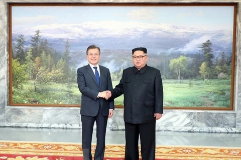Tổng thống Hàn Quốc Moon Jae-in (trái) và nhà lãnh đạo Triều Tiên Kim Jong-un tại cuộc gặp ở làng đình chiến Panmunjom ngày 26/5. (Ảnh: THX/TTXVN)