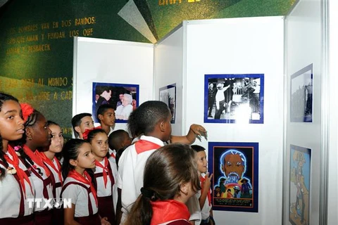 Đông đảo học sinh, sinh viên Cuba tham quan Triển lãm ảnh trong chuỗi sự kiện. (Ảnh: Lê Hà/TTXVN)