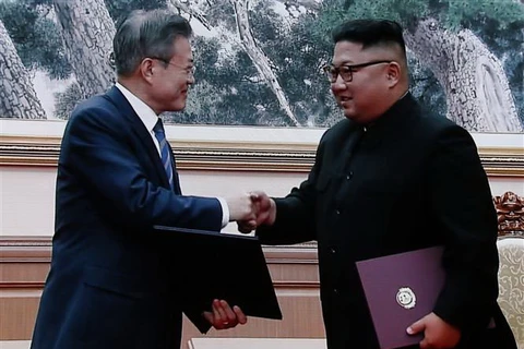 Nhà lãnh đạo Triều Tiên Kim Jong-un (phải) và Tổng thống Hàn Quốc Moon Jae-in trao đổi văn kiện sau lễ ký một thỏa thuận tại ngày hội đàm thượng đỉnh thứ hai ở Bình Nhưỡng, ngày 19/9. (Ảnh: Yonhap/TTXVN)