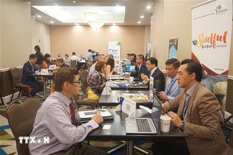 Các doanh nghiệp lữ hành Mỹ tìm hiểu về các sản phẩm du lịch của Việt Nam. (Ảnh: Đặng Huyền/TTXVN)