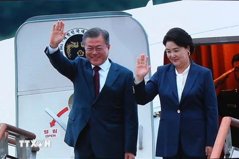 Tổng thống Hàn Quốc Moon Jae-in (trái) và phu nhân Kim Jung-sook về tới sân bay Seoul ở Seoungnam sau chuyến thăm Triều Tiên ngày 20/9/2018. (Ảnh: Yonhap/TTXVN)